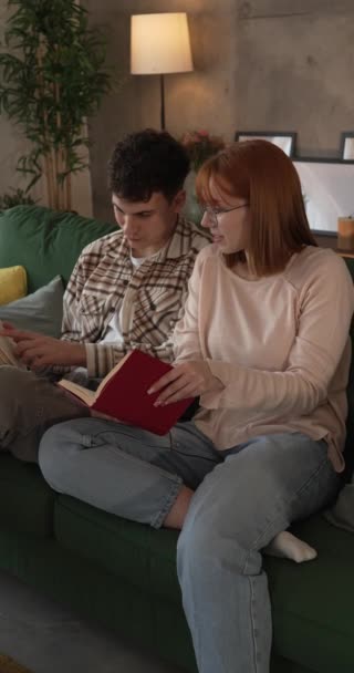 Man Vrouw Kaukasisch Volwassen Paar Lees Boeken Thuis Slaapbank — Stockvideo