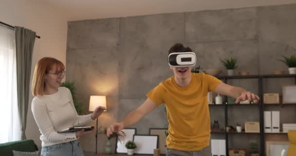 Muž Mladý Pár Muž Doma Těšit Virtuální Realita Headset — Stock video