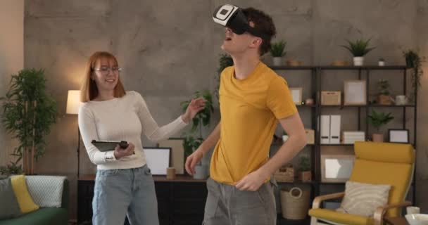 Muž Mladý Pár Muž Doma Těšit Virtuální Realita Headset — Stock video