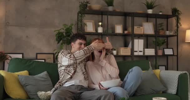 Couple Caucasien Homme Femme Assis Maison Sur Canapé Lit Regarder — Video