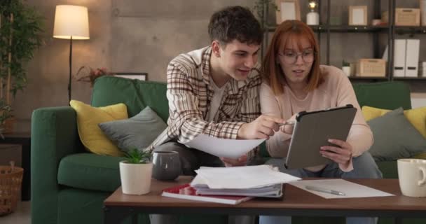 年轻夫妇的男朋友 女朋友或姐妹俩在家里学习 — 图库视频影像