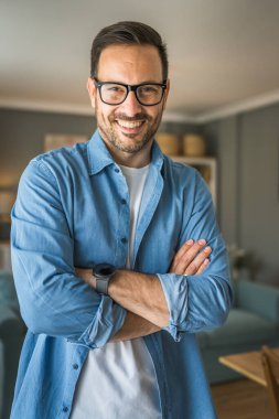 Bir yetişkin portresi, sakallı ve gözlüklü beyaz bir erkek. Mutlu bir gülümseme.