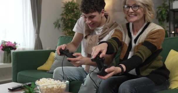 Teenager Männlich Und Seine Mutter Reife Frau Mann Spielen Konsole — Stockvideo