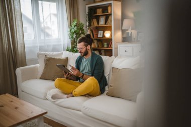 çevrimiçi alışveriş elemanı kredi kartı veya banka kartı alımını evde yapar