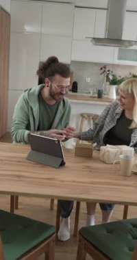 İnternetteki video görüşmesi sırasında hediye açan çift kadın ve erkek.
