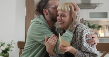 İnternetteki video görüşmesi sırasında hediye açan çift kadın ve erkek.