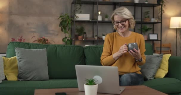 Olgun Sarışın Beyaz Kadın Için Evde Dizüstü Bilgisayar Kullanıyor — Stok video