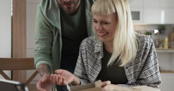 オンラインビデオ通話中にカップル女性と男性オープンプレゼントギフト — ストック動画