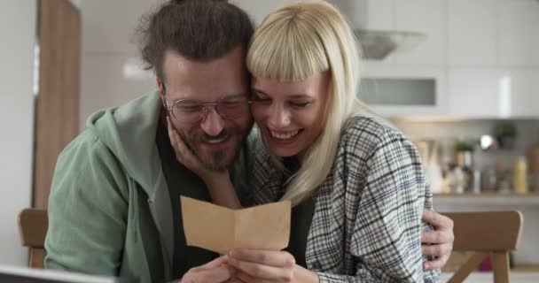 Paar Vrouw Man Open Cadeautjes Cadeau Tijdens Video Online Bellen — Stockvideo