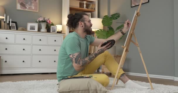 Moderner Mann Mit Bart Und Schnurrbart Bemalt Hause Pinsel — Stockvideo