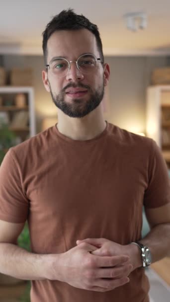 Портрет Однієї Дорослої Людини Окулярами Стоїть Вдома Щаслива Посмішка — стокове відео
