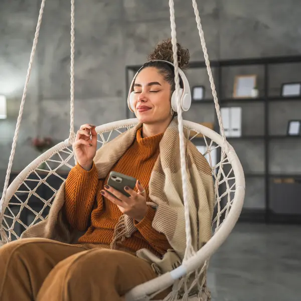 Jedna Žena Sluchátky Doma Poslouchat Hudbu Line Šťastný Úsměv — Stock fotografie