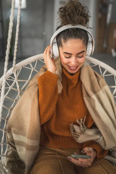 Evde Kulaklıklı Bir Kadın Müzik Dinliyor Mutlu Bir Gülümseme — Stok fotoğraf