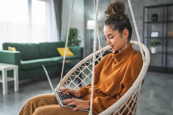 Genç Bir Kadın Evde Rahat Otururken Dizüstü Bilgisayar Kullanıyor — Stok fotoğraf