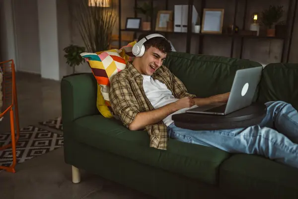 Jeden Biały Nastolatek Człowiek Używać Laptop Komputer Mieć Wideo Rozmowy — Zdjęcie stockowe