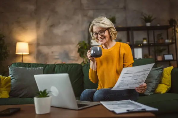 Mature Caucasian Woman Use Laptop Computer Home Work Project — Stock Photo, Image