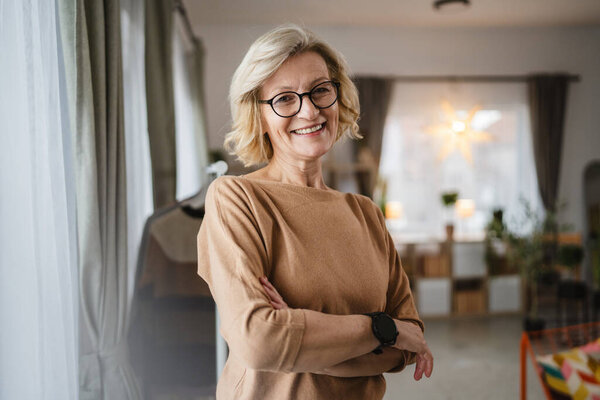 Портрет одной зрелой белокурой белокурой женщины в очках дома