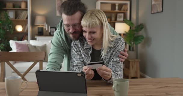 Erwachsene Glückliches Paar Mann Und Frau Online Shopping Halten Kreditkarte — Stockvideo