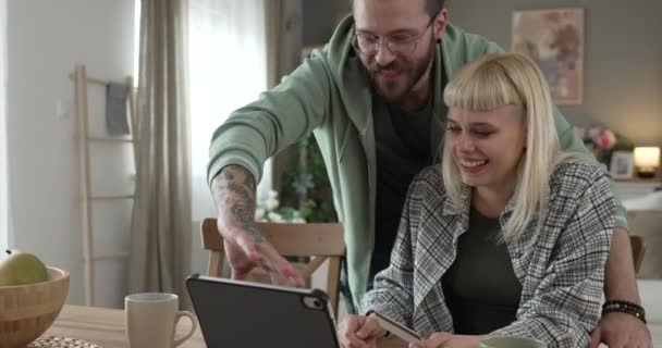 Volwassen Gelukkig Paar Man Vrouw Winkelen Online Houden Credit Card — Stockvideo