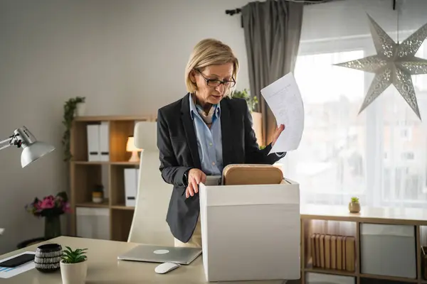 Dojrzałe Biały Kobieta Bizneswoman Biuro Stracił Jej Praca Pakowanie Rzeczy — Zdjęcie stockowe