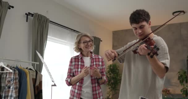Junge Mann Lernen Wie Man Geige Spielt Unter Anleitung Der — Stockvideo
