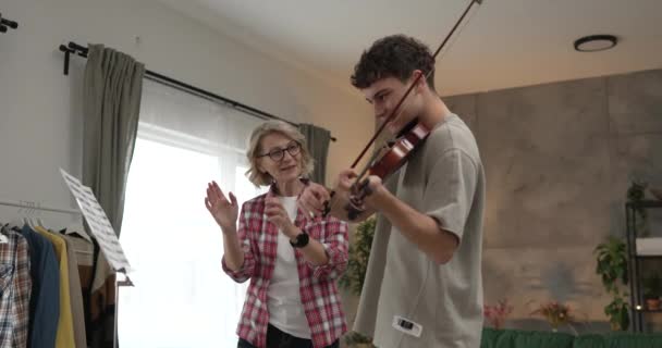 Jeune Homme Apprendre Jouer Violon Sous Instruction Une Femme Mature — Video