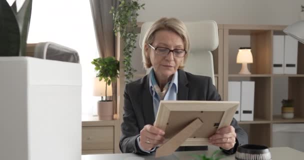 Ofisteki Yetişkin Beyaz Kadın Kadını Işten Çıkarılan Kutudaki Kişisel Eşyalarını — Stok video