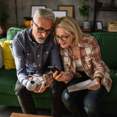 Evde olgun ya da yaşlı bir çift Kafkasyalı karı ve koca birbirlerine bağlanıyor ve güvenlik kamerası kuruyorlar.