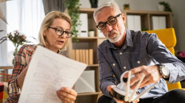 Evde olgun ya da yaşlı bir çift Kafkasyalı karı ve koca birbirlerine bağlanıyor ve güvenlik kamerası kuruyorlar.
