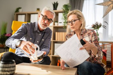 Evde olgun ya da yaşlı bir çift Kafkasyalı karı ve koca birbirlerine bağlanıyor ve güvenlik kamerası kuruyorlar.