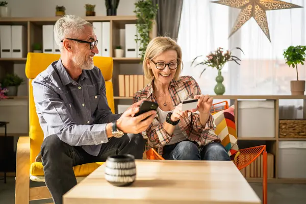 Volwassen Senior Paar Man Vrouw Winkelen Online Zitten Thuis — Stockfoto