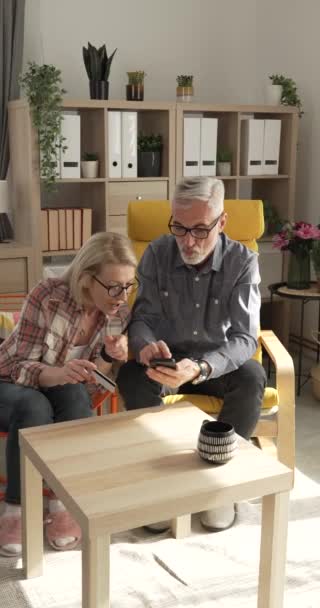 Ältere Oder Ältere Paare Die Online Einkaufen Sitzen Hause — Stockvideo