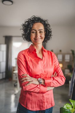 Ofisteki olgun beyaz kadın portresi frene bas.