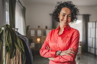 Ofisteki olgun beyaz kadın portresi frene bas.
