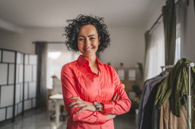 Ofisteki olgun beyaz kadın portresi frene bas.