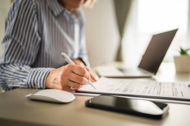 Olgun kadın işkadını iş yerinde belge sözleşmesi imzaladı.