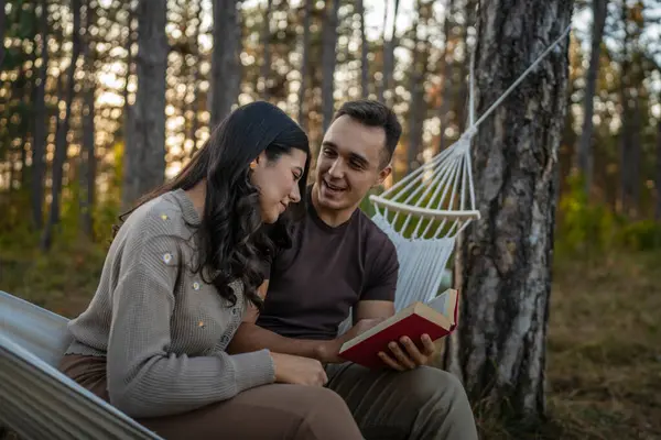 Erkek ve kadın, genç yetişkin bir çift, aşık olup kitap okuyorlar.