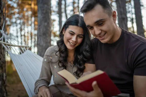 Hombre Mujer Joven Pareja Adulta Naturaleza Celebrar Leer Libro Amor —  Fotos de Stock