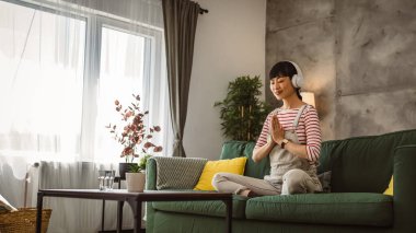 Olgun Japon kadın evde meditasyon egzersizi yapıyor.