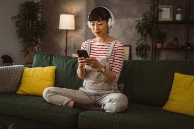 Olgun Japon kadın evde meditasyon egzersizi yapıyor.