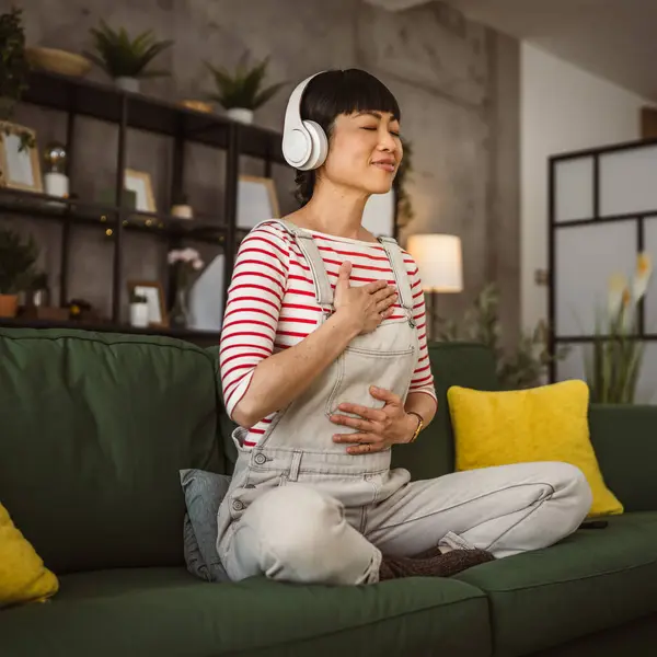 Olgun Japon Kadın Evde Meditasyon Egzersizi Yapıyor — Stok fotoğraf