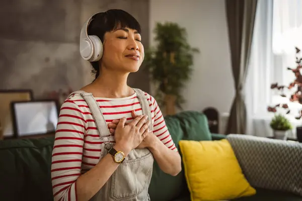 Olgun Japon Kadın Evde Meditasyon Egzersizi Yapıyor — Stok fotoğraf