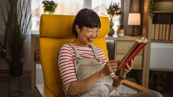 One Female Mature Japanese Woman Read Book Home — Stock Photo, Image