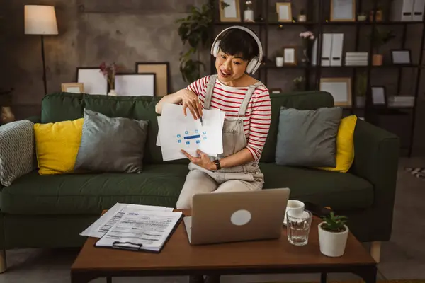 Mulher Madura Empresária Japonesa Tem Chamada Vídeo Uso Laptop Trabalho — Fotografia de Stock