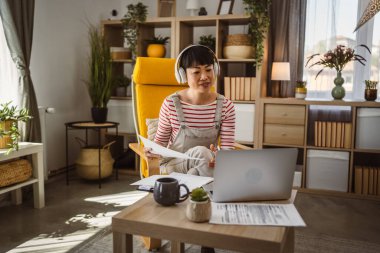 Japon kadın, belge sözleşmesini evde tutuyor.