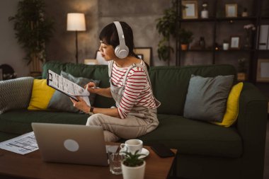 Japon kadın, belge sözleşmesini evde tutuyor.