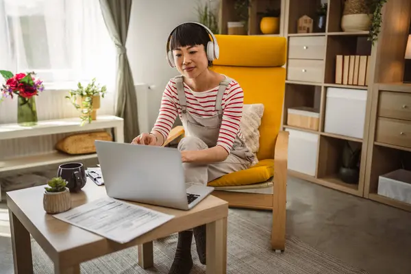 Japanese Woman Work Home Laptop Hold Document — Stock Photo, Image