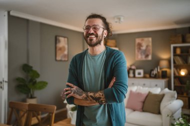 Gözlüklü, sakallı ve dövmeli yetişkin beyaz adam portresi