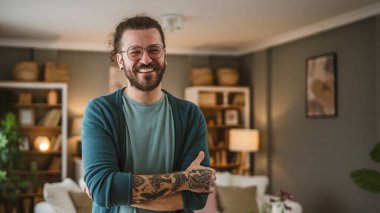 Gözlüklü, sakallı ve dövmeli yetişkin beyaz adam portresi