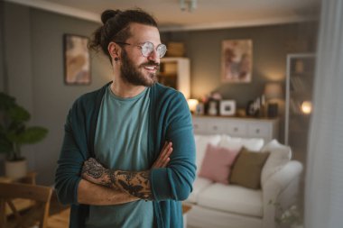 Gözlüklü, sakallı ve dövmeli yetişkin beyaz adam portresi